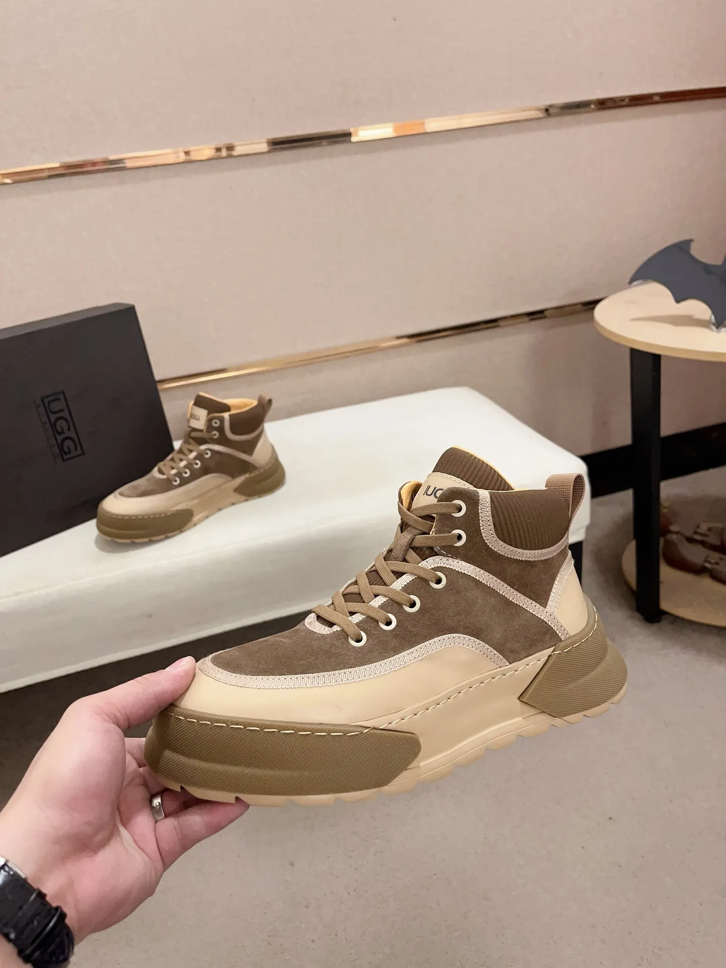 Factory Price: 380 Men's Men's Shoes💰North American Men's Shoes Ugg ☃️In the special sale of new high-quality men's shoes and snow boots in autumn and winter, the nemesis of extreme cold weather! Made of cowhide leather, merino wool lining, and original outsole, whether driving, outdoor or daily wear, there is always one that suits you! Code number 39-44